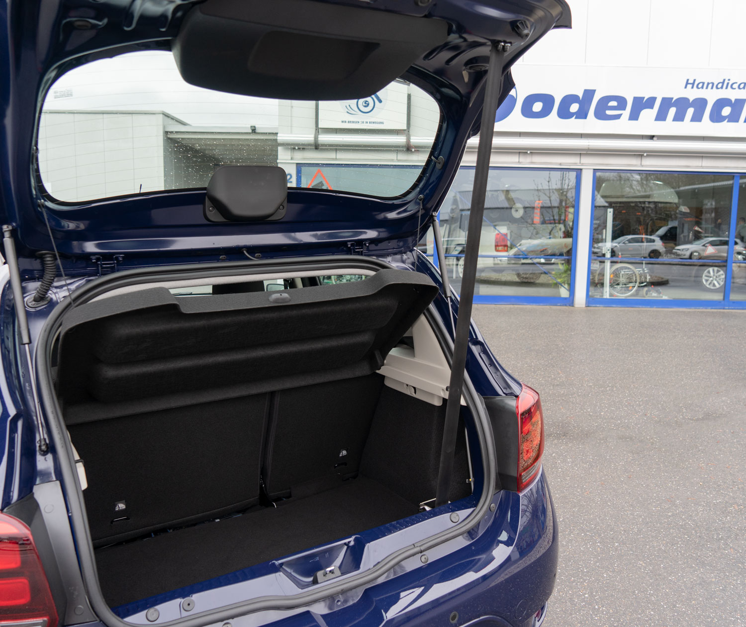 Behindertengerechter Dacia Sandero, Selbstfahrerumbau, LDK, Handgerät Gas Bremse, Rutschbrett, Rollstuhlverladesystem, Sodermanns