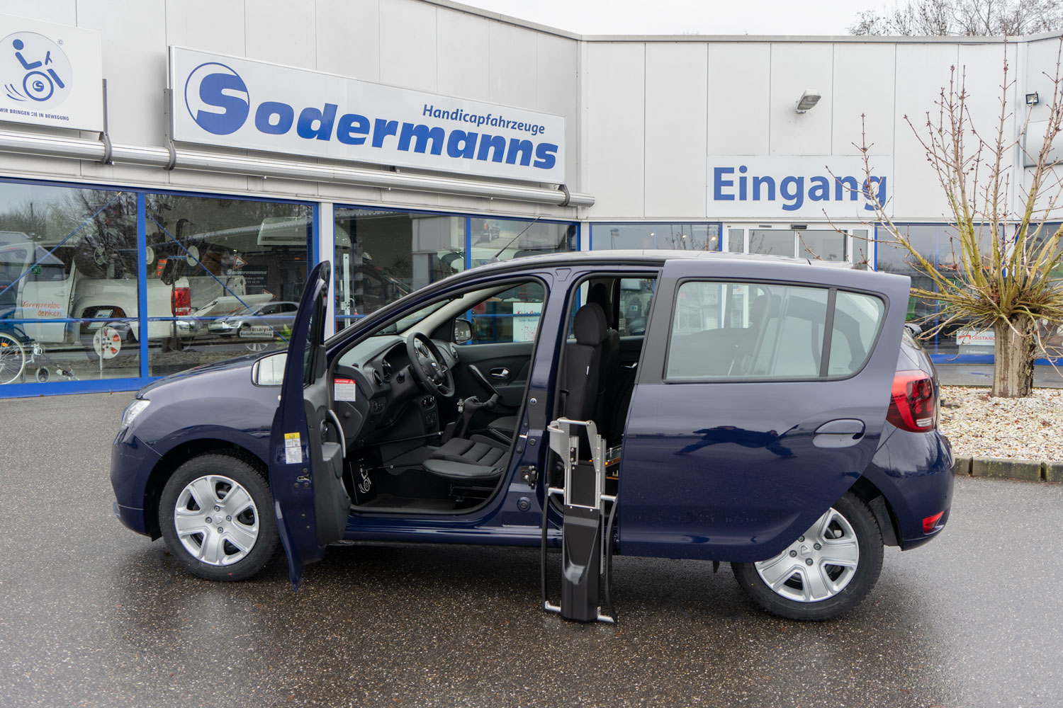 Behindertengerechter Dacia Sandero, Selbstfahrerumbau, LDK, Handgerät Gas Bremse, Rutschbrett, Rollstuhlverladesystem, Sodermanns