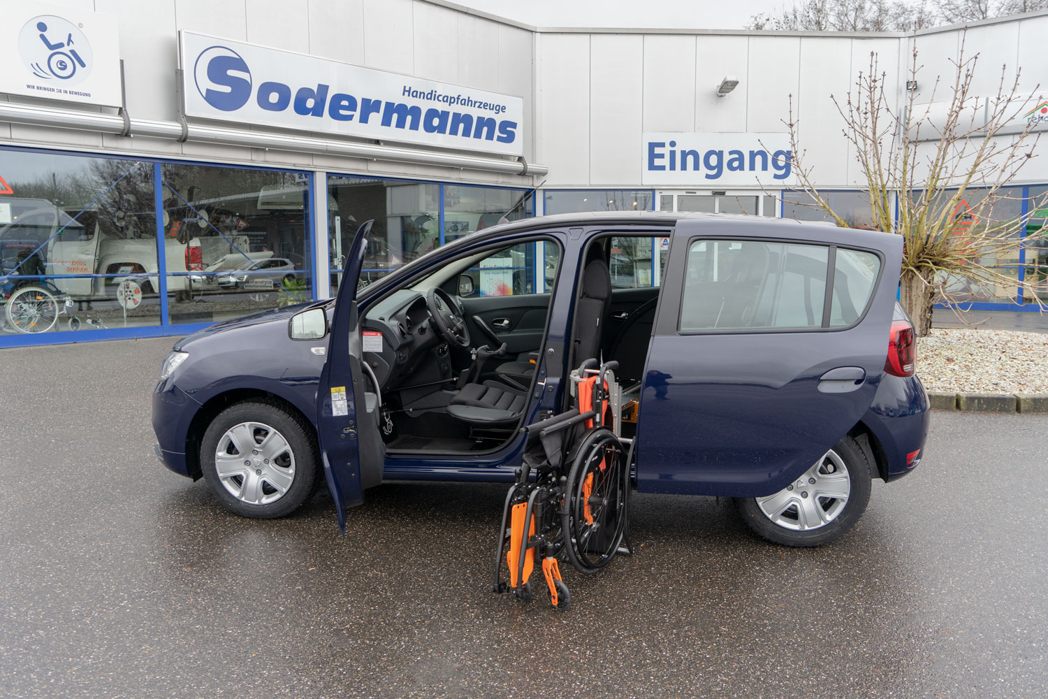 Behindertengerechter Dacia Sandero, Selbstfahrerumbau, LDK, Handgerät Gas Bremse, Rutschbrett, Rollstuhlverladesystem, Sodermanns