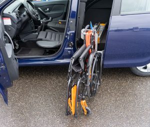 Behindertengerechter Dacia Sandero, Selbstfahrerumbau, LDK, Handgerät Gas Bremse, Rutschbrett, Rollstuhlverladesystem, Sodermanns