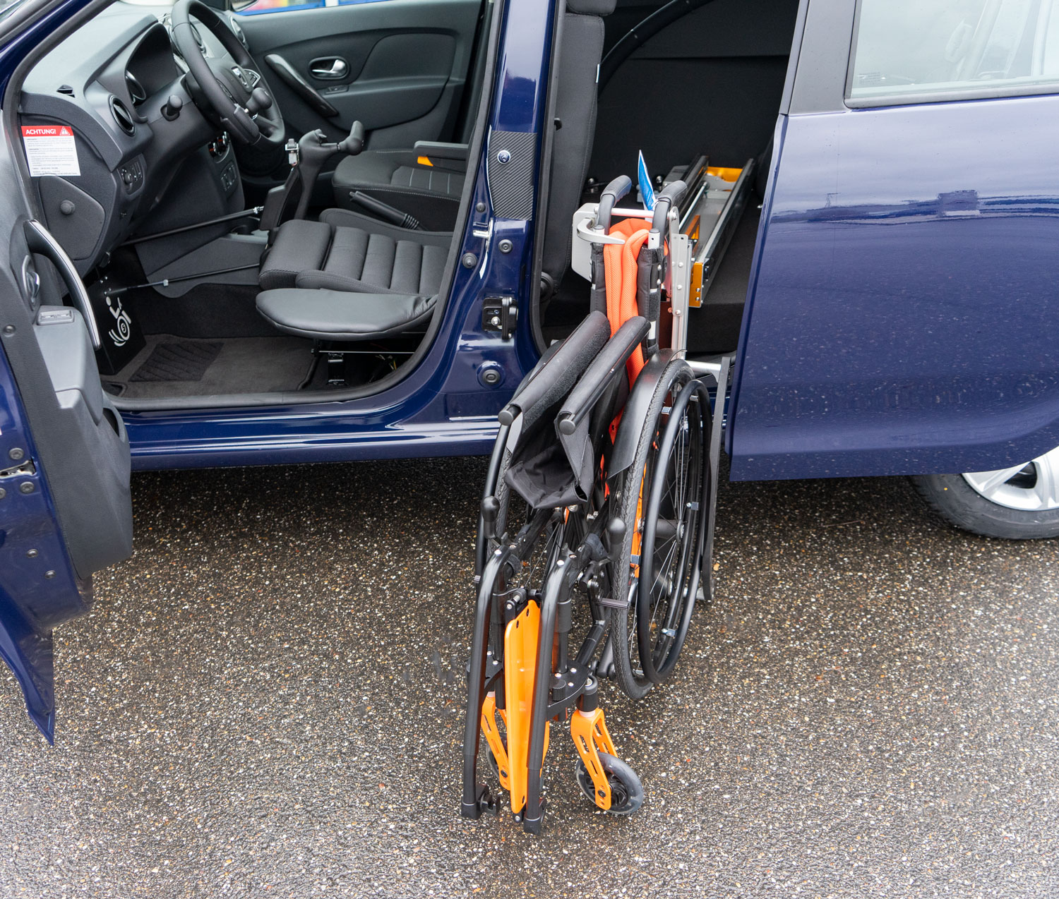 Behindertengerechter Dacia Sandero, Selbstfahrerumbau, LDK, Handgerät Gas Bremse, Rutschbrett, Rollstuhlverladesystem, Sodermanns