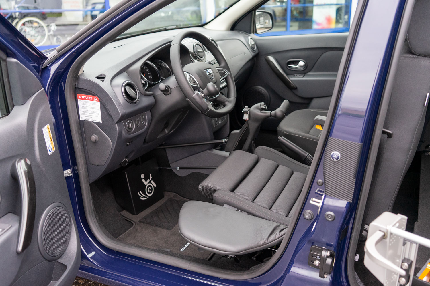 Behindertengerechter Dacia Sandero, Selbstfahrerumbau, LDK, Handgerät Gas Bremse, Rutschbrett, Rollstuhlverladesystem, Sodermanns