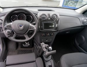 Behindertengerechter Dacia Sandero, Selbstfahrerumbau, LDK, Handgerät Gas Bremse, Rutschbrett, Rollstuhlverladesystem, Sodermanns