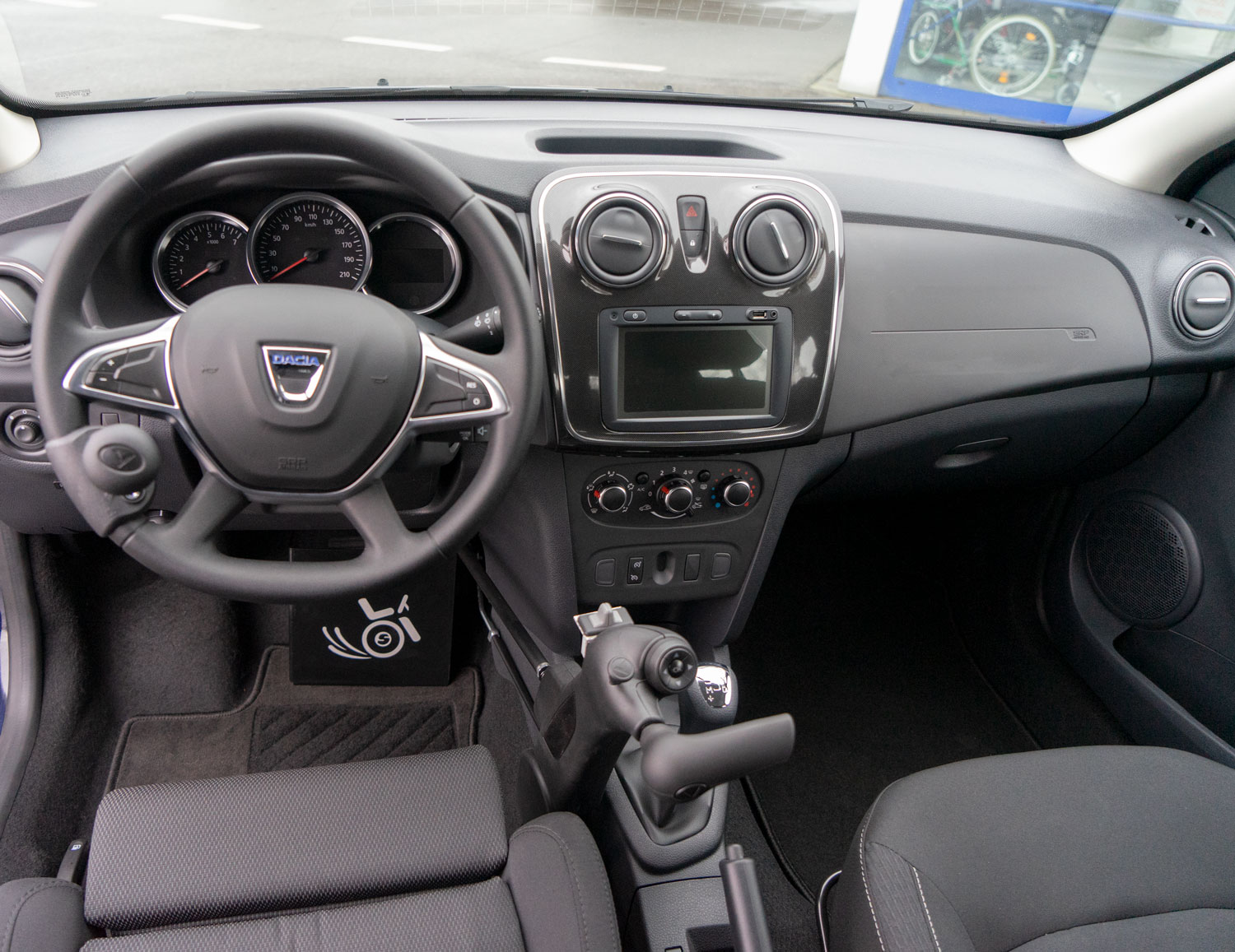 Behindertengerechter Dacia Sandero, Selbstfahrerumbau, LDK, Handgerät Gas Bremse, Rutschbrett, Rollstuhlverladesystem, Sodermanns