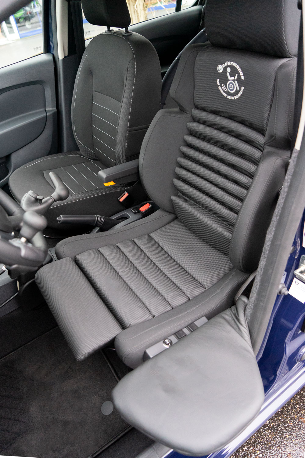 Behindertengerechter Dacia Sandero, Selbstfahrerumbau, LDK, Handgerät Gas Bremse, Rutschbrett, Rollstuhlverladesystem, Sodermanns