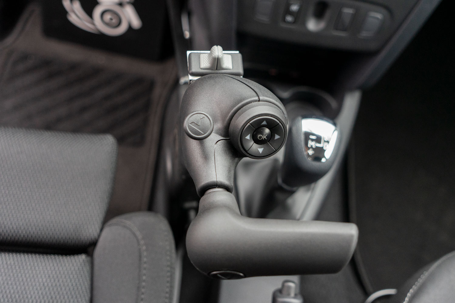 Behindertengerechter Dacia Sandero, Selbstfahrerumbau, LDK, Handgerät Gas Bremse, Rutschbrett, Rollstuhlverladesystem, Sodermanns