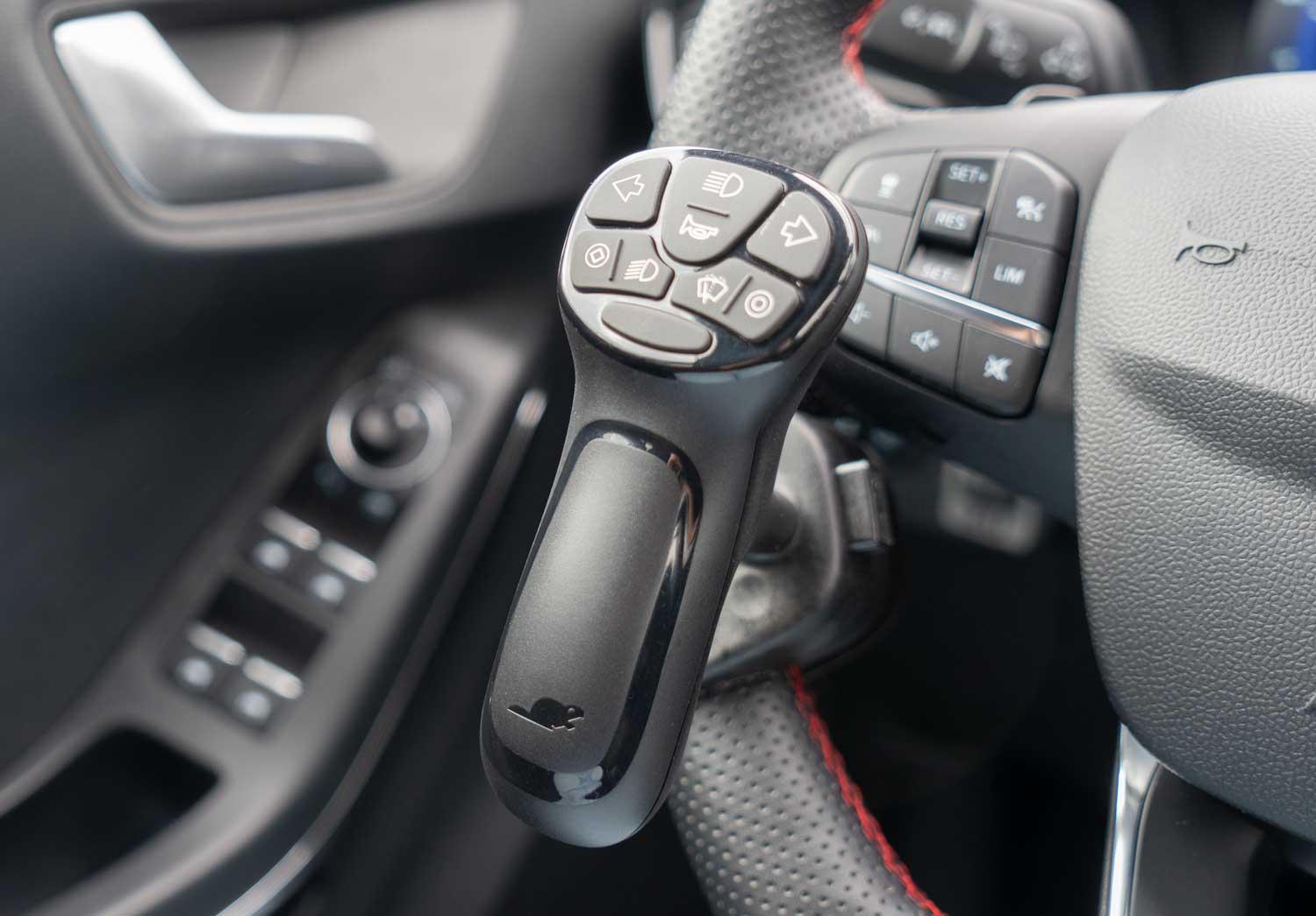 Behindertengerechter Ford Puma, Selbstfahrerumbau, mechanisches Linksgas, elektrischer Handbremse, MFD, Sodermanns