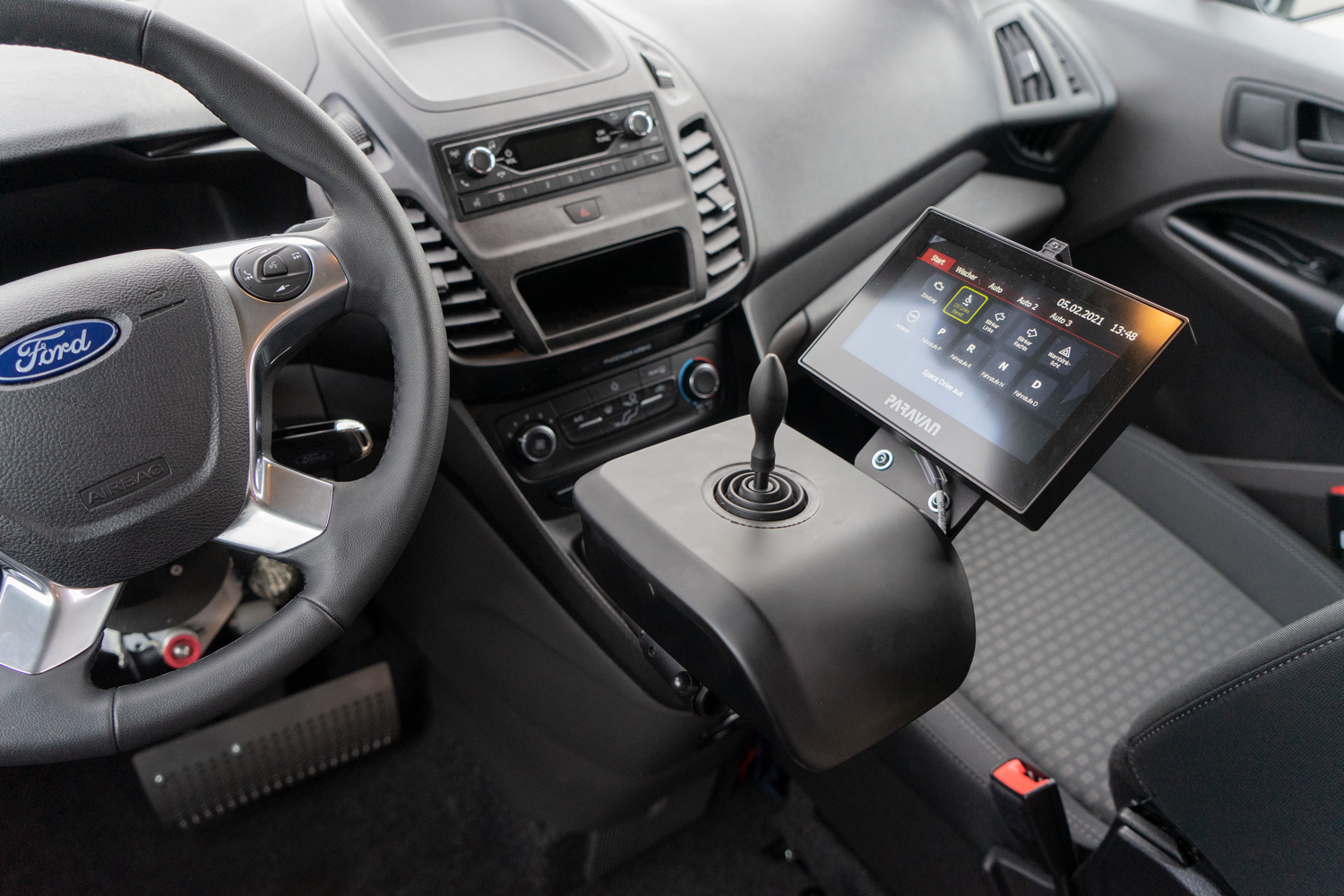 Behindertengerechter Ford Tourneo Connect, Selbstfahrerumbau, seitliche Rampe, Luftfahrwerk, Space Drive, Rolliverladung, 2 Wege Joystick, GB Schieber, Dockingstation, Sodermanns