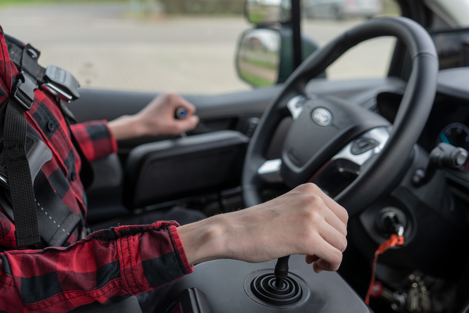 Behindertengerechter Ford Tourneo Connect, Selbstfahrerumbau, seitliche Rampe, Luftfahrwerk, Space Drive, Rolliverladung, 2 Wege Joystick, GB Schieber, Dockingstation, Sodermanns