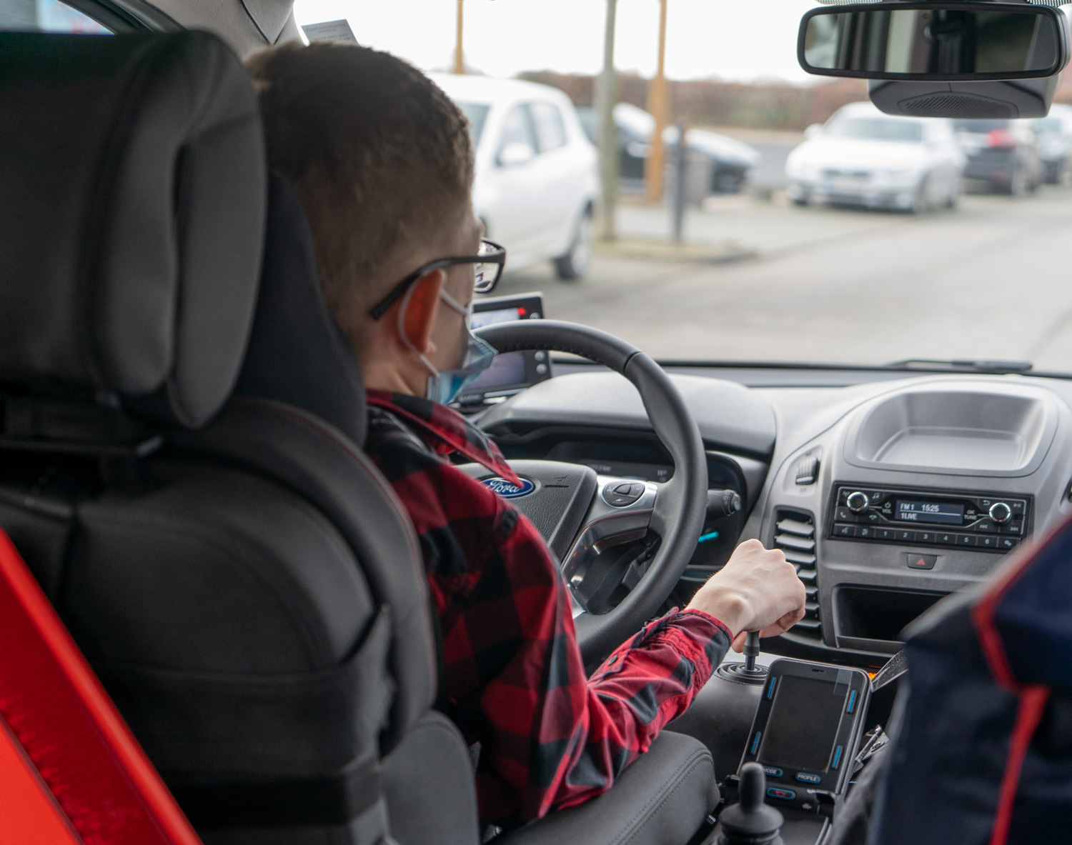 Behindertengerechter Ford Tourneo Connect, Selbstfahrerumbau, seitliche Rampe, Luftfahrwerk, Space Drive, Rolliverladung, 2 Wege Joystick, GB Schieber, Dockingstation, Sodermanns