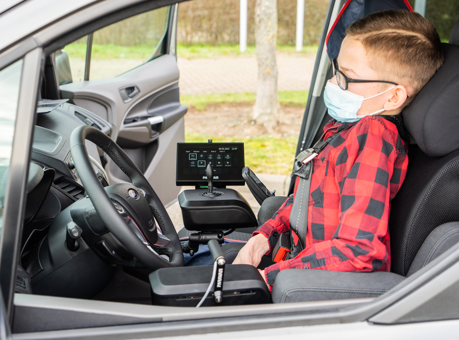 Behindertengerechter Ford Tourneo Connect, Selbstfahrerumbau, seitliche Rampe, Luftfahrwerk, Space Drive, Rolliverladung, 2 Wege Joystick, GB Schieber, Dockingstation, Sodermanns