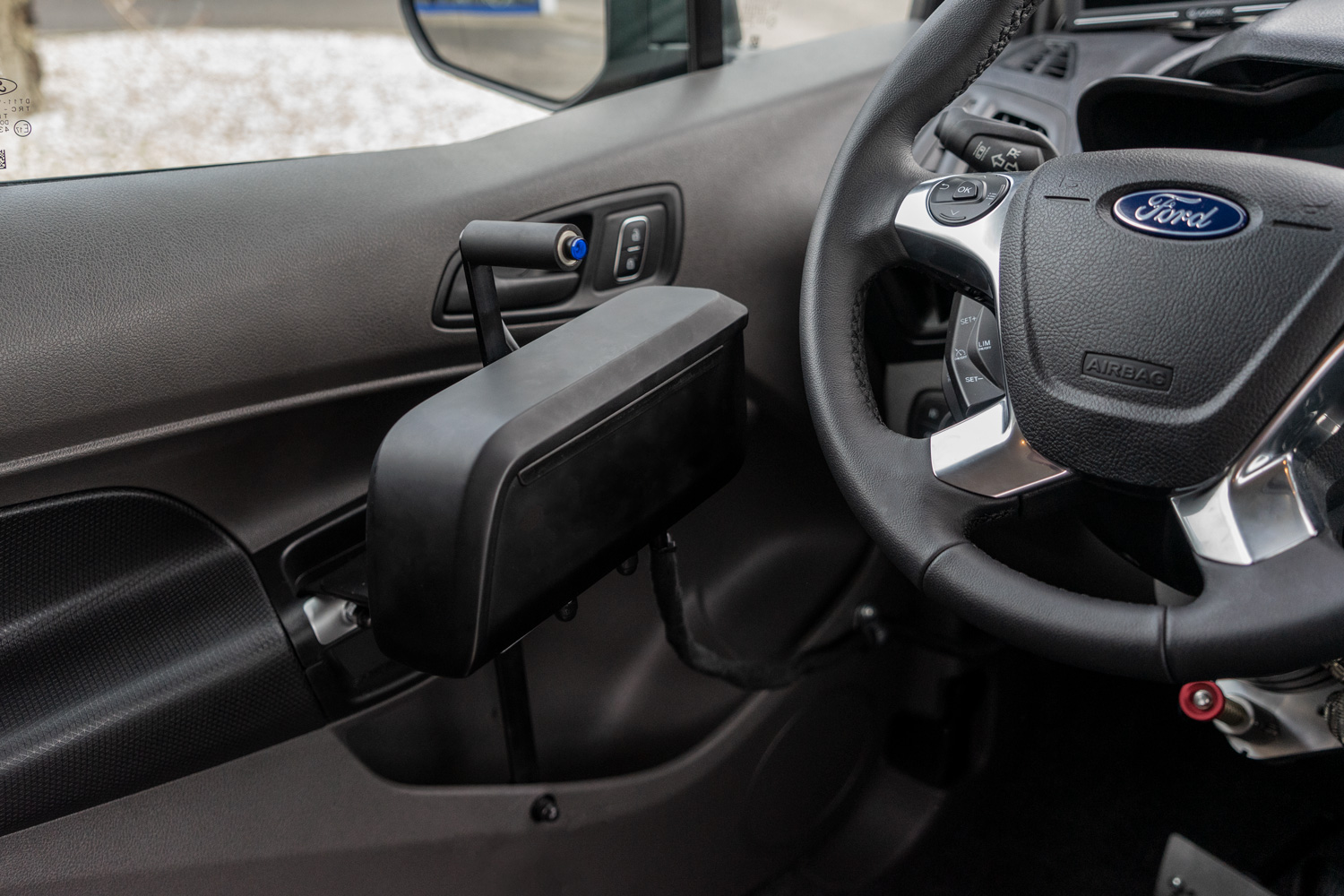 Behindertengerechter Ford Tourneo Connect, Selbstfahrerumbau, seitliche Rampe, Luftfahrwerk, Space Drive, Rolliverladung, 2 Wege Joystick, GB Schieber, Dockingstation, Sodermanns