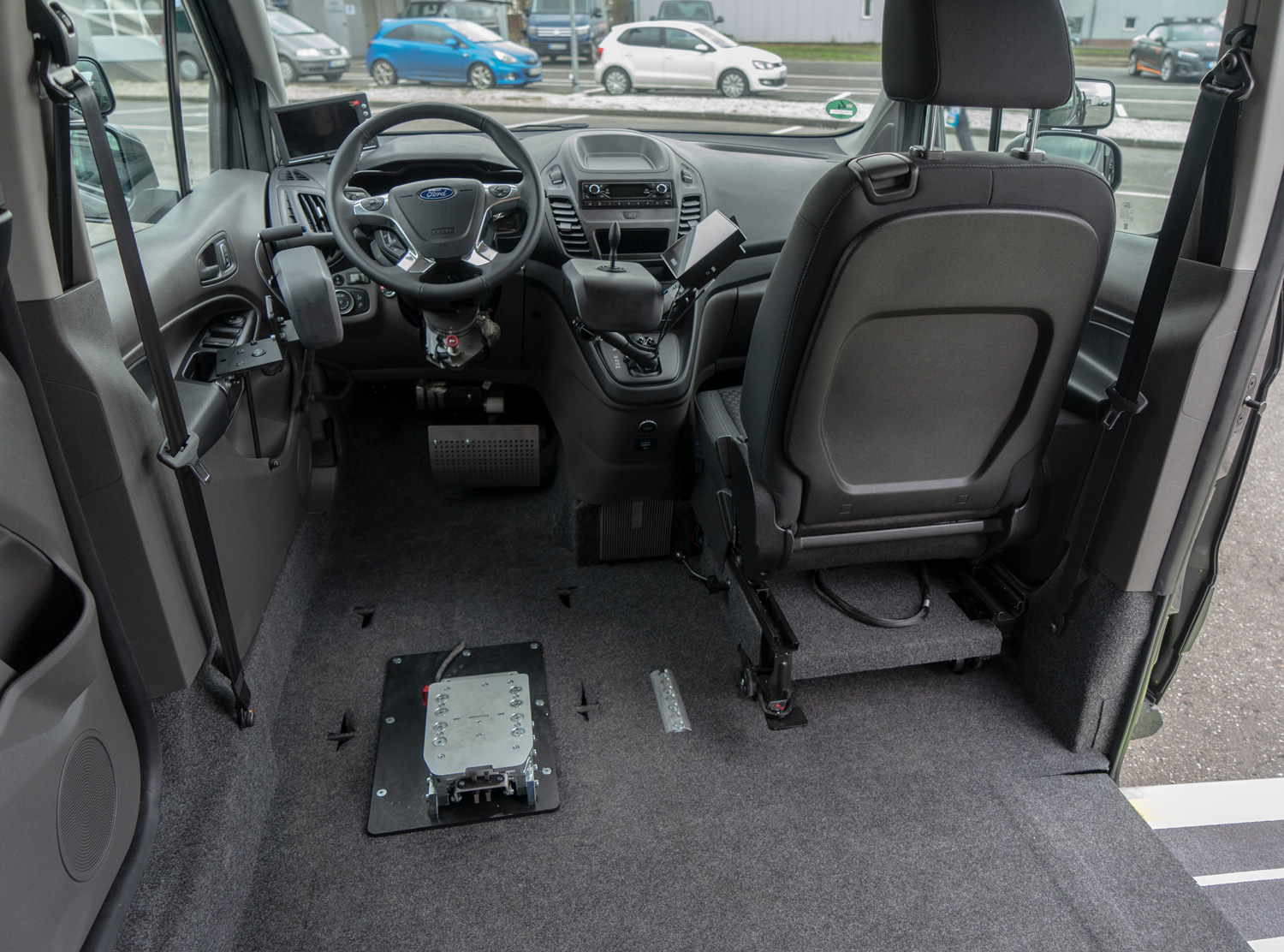 Behindertengerechter Ford Tourneo Connect, Selbstfahrerumbau, seitliche Rampe, Luftfahrwerk, Space Drive, Rolliverladung, 2 Wege Joystick, GB Schieber, Dockingstation, Sodermanns