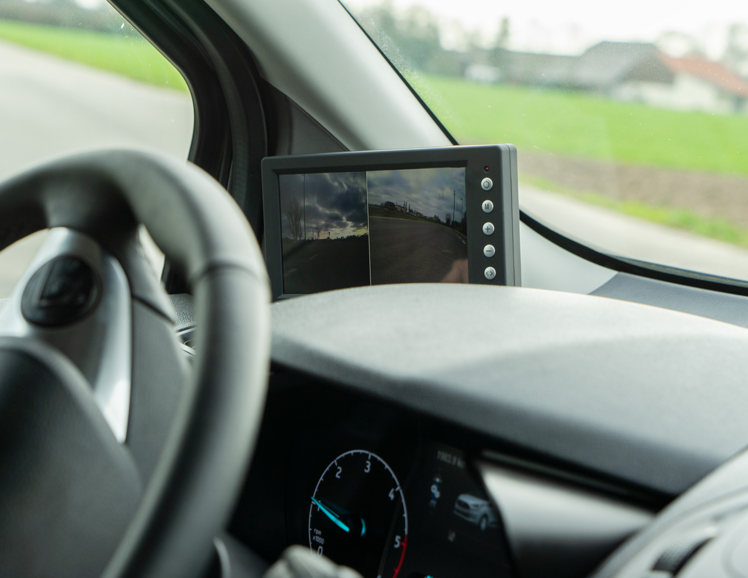 Behindertengerechter Ford Tourneo Connect, Selbstfahrerumbau, seitliche Rampe, Luftfahrwerk, Space Drive, Rolliverladung, 2 Wege Joystick, GB Schieber, Dockingstation, Sodermanns