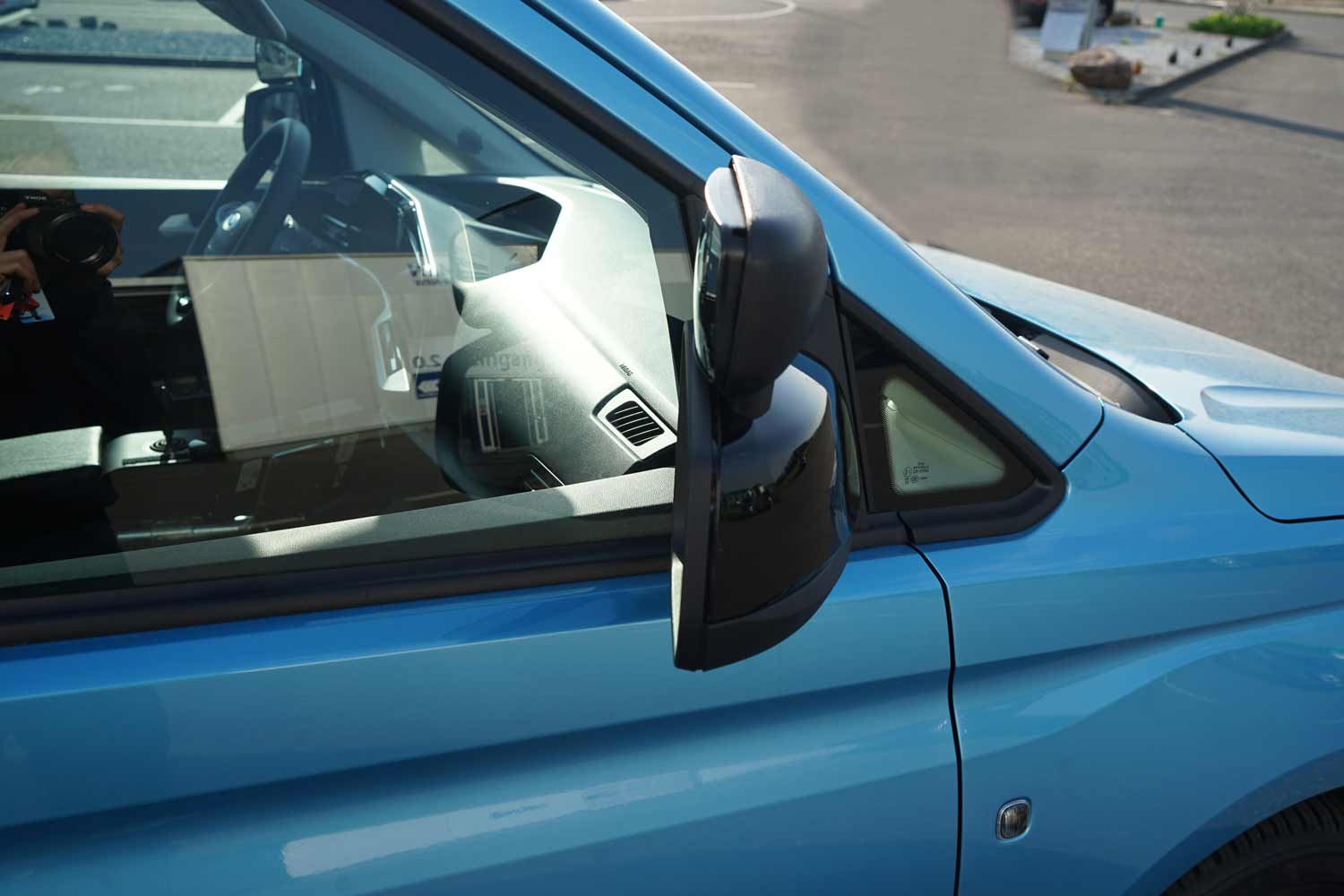 Behindertengerechter Ford Tourneo Connect, Selbstfahrerumbau, seitliche Rampe, Luftfahrwerk, Space Drive, Rolliverladung, 2 Wege Joystick, GB Schieber, Dockingstation, Sodermanns