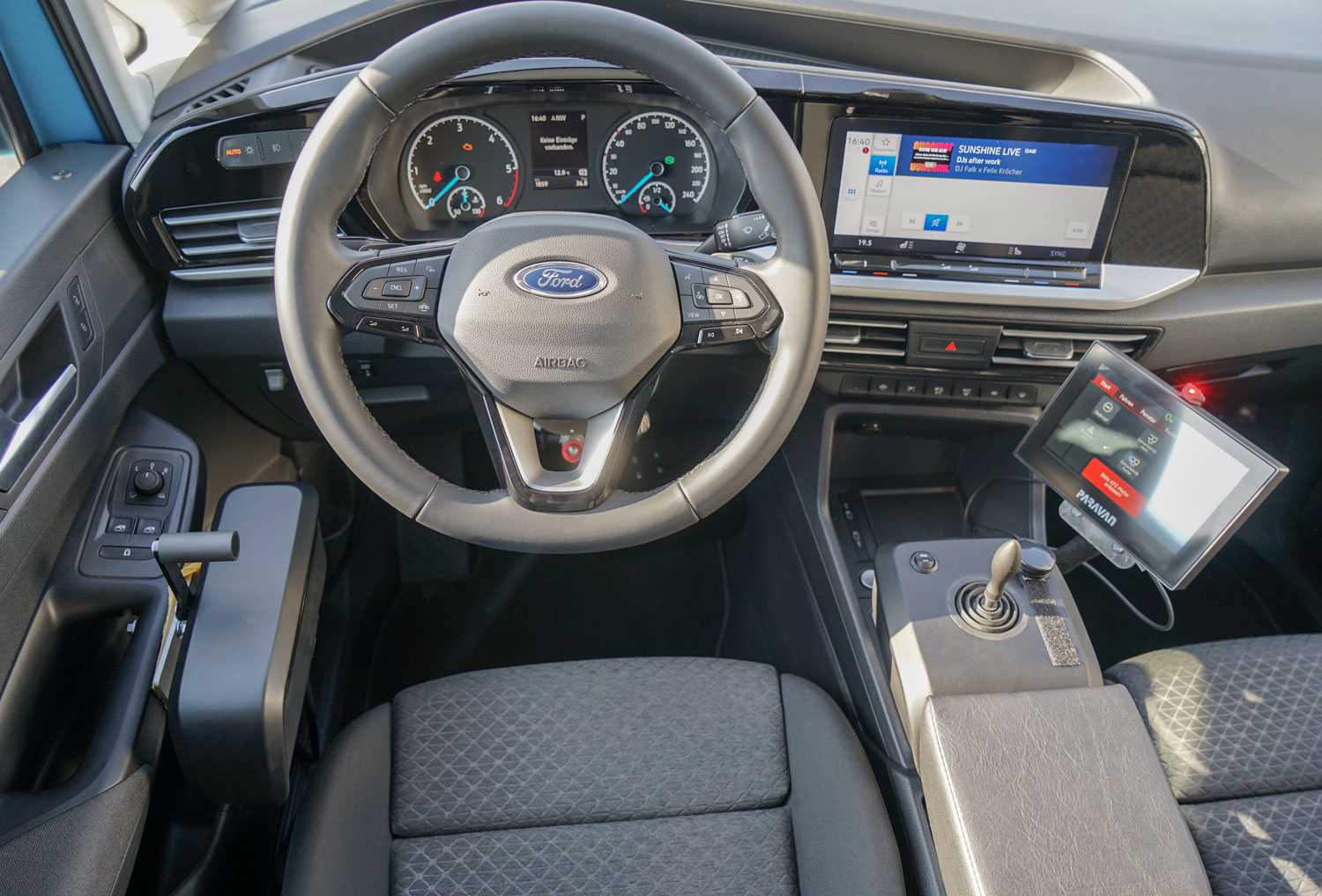 Behindertengerechter Ford Tourneo Connect, Selbstfahrerumbau, Space Drive, Rolliverladung, 2 Wege Joystick, GB Schieber, Sodermanns