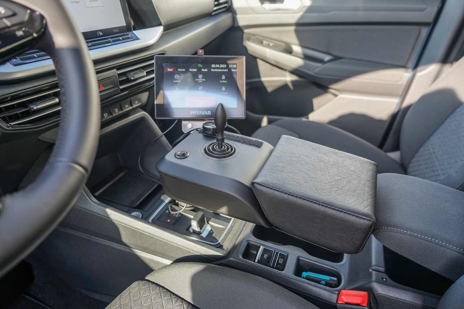 Behindertengerechter Ford Tourneo Connect, Selbstfahrerumbau, Space Drive, Rolliverladung, 2 Wege Joystick, GB Schieber, Sodermanns