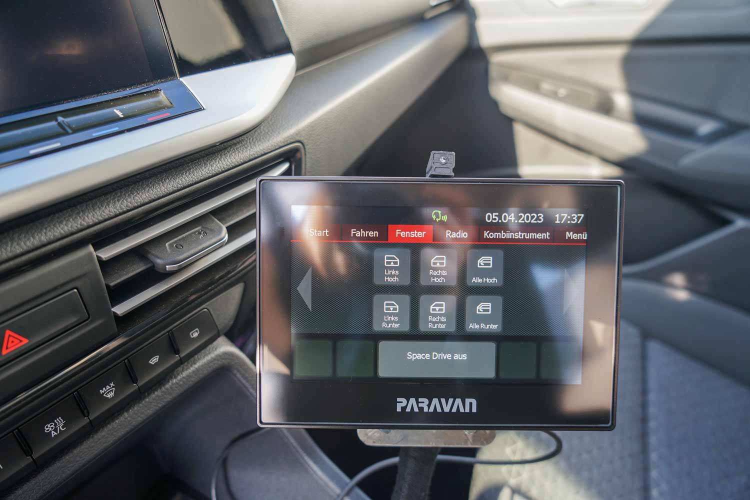 Behindertengerechter Ford Tourneo Connect, Selbstfahrerumbau, seitliche Rampe, Luftfahrwerk, Space Drive, Rolliverladung, 2 Wege Joystick, GB Schieber, Dockingstation, Sodermanns