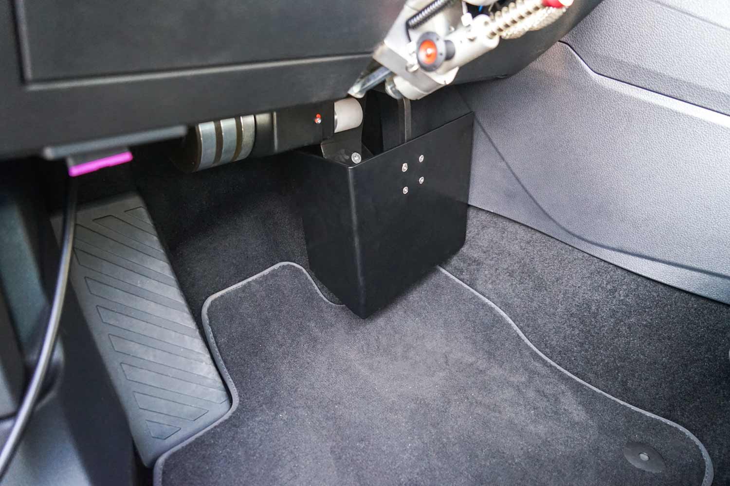 Behindertengerechter Ford Tourneo Connect, Selbstfahrerumbau, seitliche Rampe, Luftfahrwerk, Space Drive, Rolliverladung, 2 Wege Joystick, GB Schieber, Dockingstation, Sodermanns