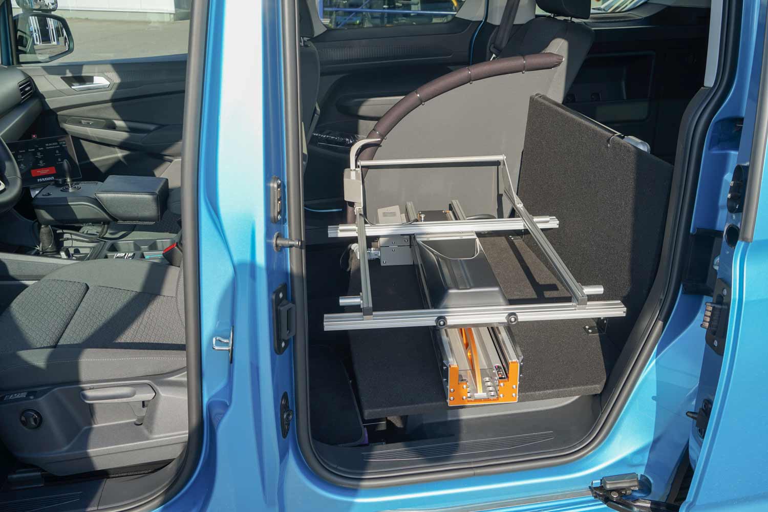 Behindertengerechter Ford Tourneo Connect, Selbstfahrerumbau, seitliche Rampe, Luftfahrwerk, Space Drive, Rolliverladung, 2 Wege Joystick, GB Schieber, Dockingstation, Sodermanns