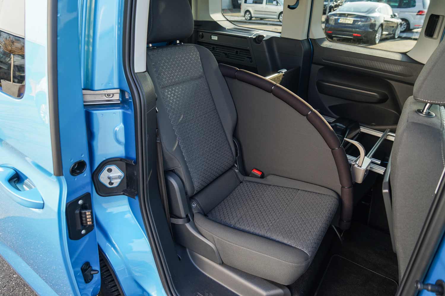 Behindertengerechter Ford Tourneo Connect, Selbstfahrerumbau, seitliche Rampe, Luftfahrwerk, Space Drive, Rolliverladung, 2 Wege Joystick, GB Schieber, Dockingstation, Sodermanns