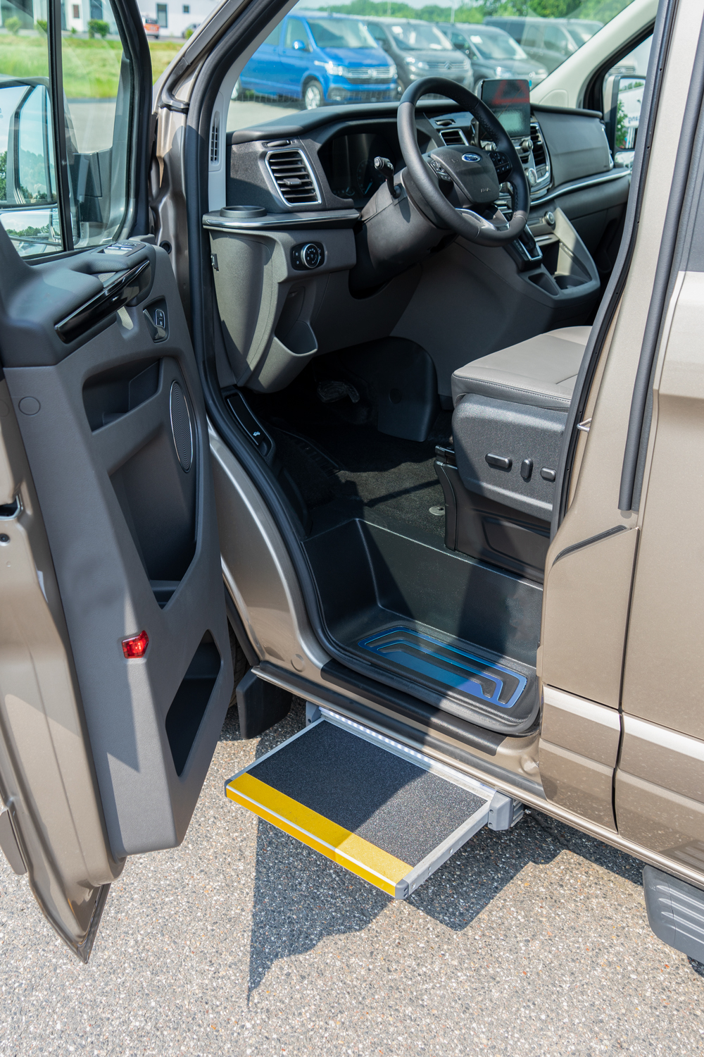 Behindertengerechter Ford Tourneo Custom, Beifahrerumbau, automatische Trittstufe, Verladekran, Hub-Schwenksitz, Sodermanns