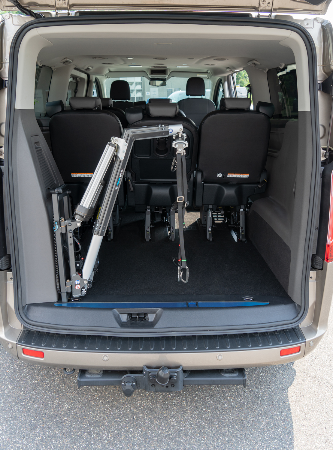 Behindertengerechter Ford Tourneo Custom, Beifahrerumbau, automatische Trittstufe, Verladekran, Hub-Schwenksitz, Sodermanns
