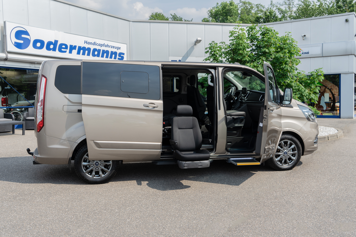 Behindertengerechter Ford Tourneo Custom, Beifahrerumbau, automatische Trittstufe, Verladekran, Hub-Schwenksitz, Sodermanns