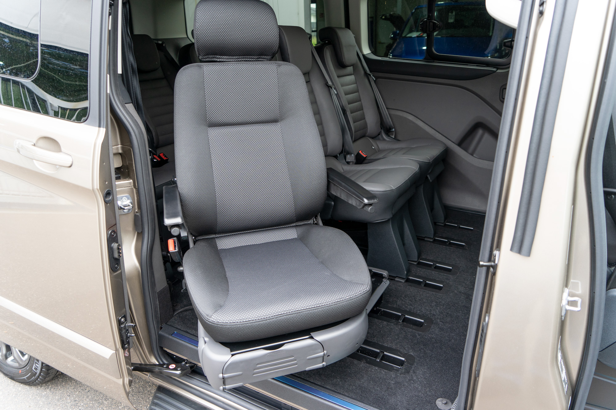 Behindertengerechter Ford Tourneo Custom, Beifahrerumbau, automatische Trittstufe, Verladekran, Hub-Schwenksitz, Sodermanns