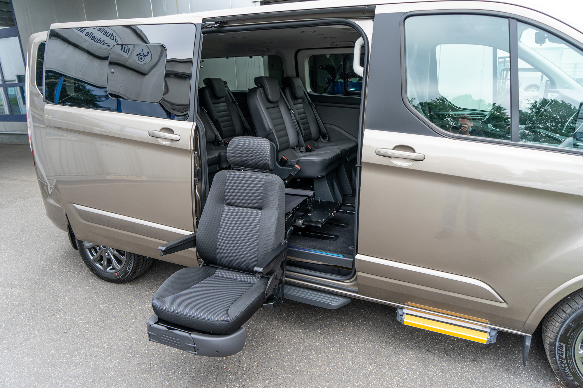 Behindertengerechter Ford Tourneo Custom, Beifahrerumbau, automatische Trittstufe, Verladekran, Hub-Schwenksitz, Sodermanns