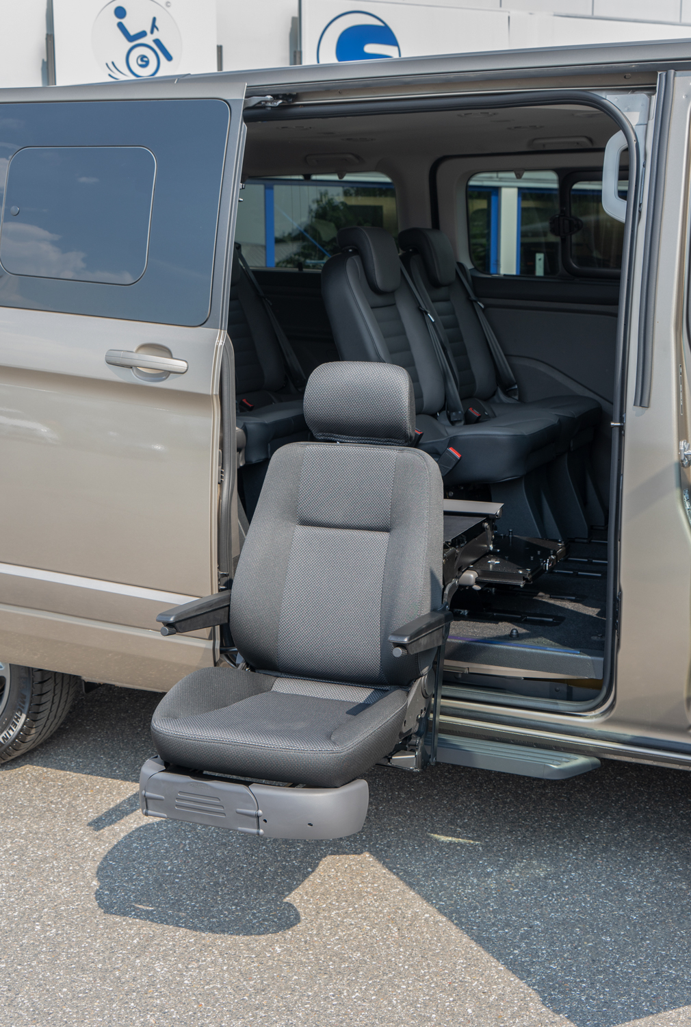 Behindertengerechter Ford Tourneo Custom, Beifahrerumbau, automatische Trittstufe, Verladekran, Hub-Schwenksitz, Sodermanns