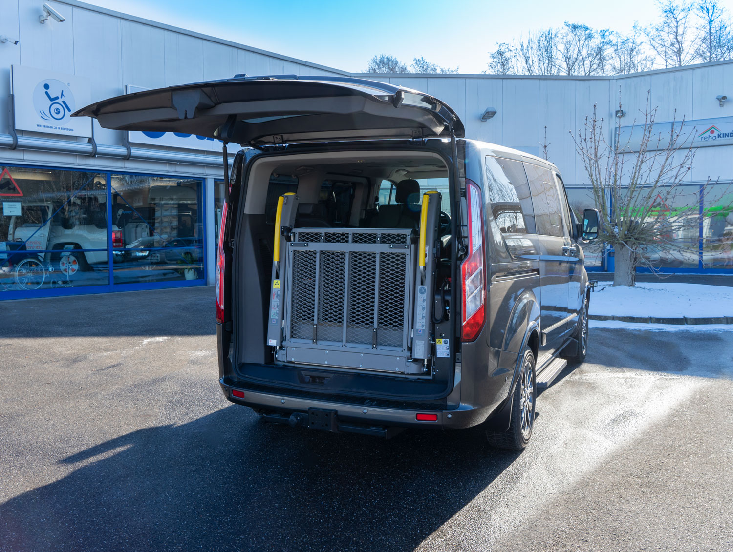 Behindertengerechter Ford Tourneo Custom, Beifahrerumbau, Linear Lift, Multiplexboden, Kinderollstuhl, Sodermanns
