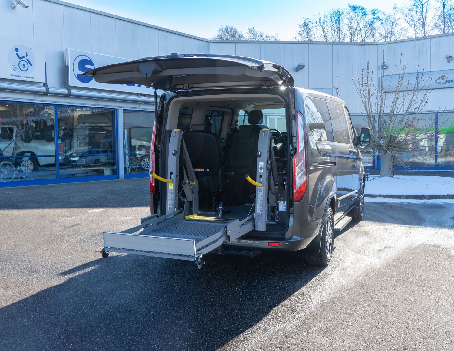 Behindertengerechter Ford Tourneo Custom, Beifahrerumbau, Linear Lift, Multiplexboden, Kinderollstuhl, Sodermanns