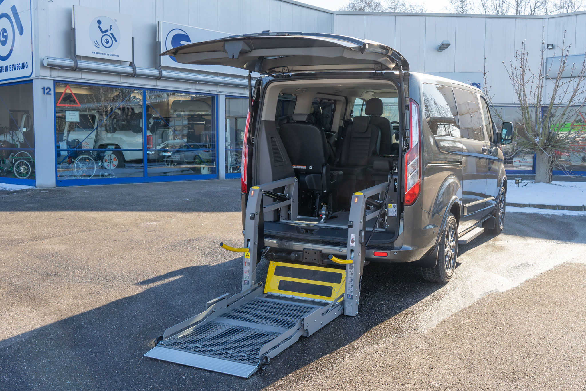 Behindertengerechter Ford Tourneo Custom, Beifahrerumbau, Linear Lift, Multiplexboden, Kinderollstuhl, Sodermanns