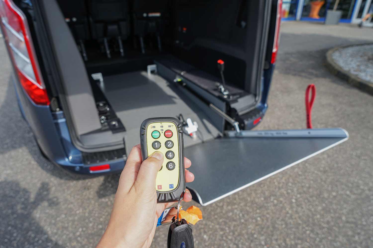 Behindertengerechter Ford Tourneo Custom, Passivfahrerumbau, Heckeinstieg, Sodermanns