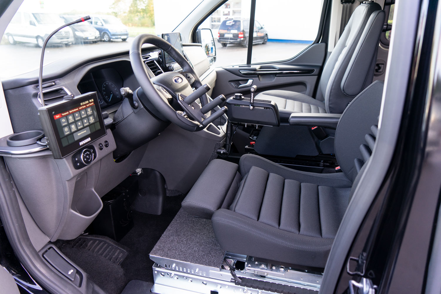 Behindertengerechter Ford Tourneo Custom, Selbstfahrerumbau, Kassettenlift, Space Drive, Sprachsteuerung, Touchdisplay, Bleeper, GB Schieber, Lenkraddreizack, Sodermanns