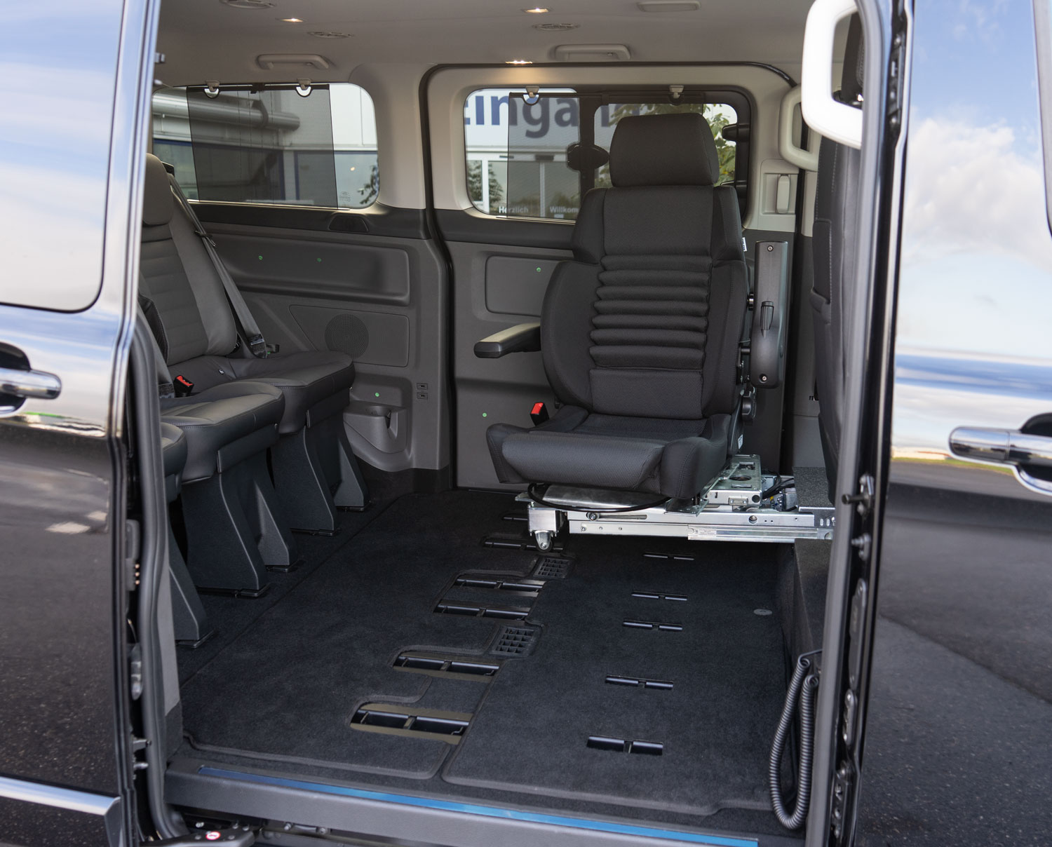 Behindertengerechter Ford Tourneo Custom, Selbstfahrerumbau, Kassettenlift, Space Drive, Sprachsteuerung, Touchdisplay, Bleeper, GB Schieber, Lenkraddreizack, Sodermanns