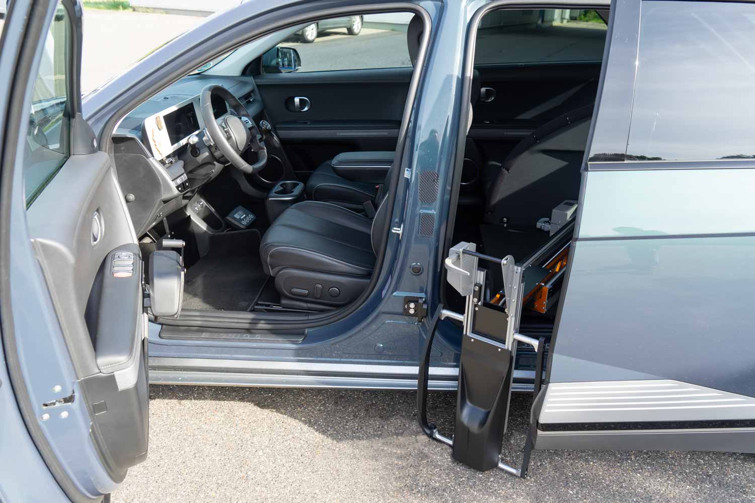 Behindertengerechter Hyundai IONIQ 5, Selbstfahrerumbau, Space drive system, Rollstuhlverladesystem, Gasbremschieber, MFD, Pedalsperre, Sodermanns