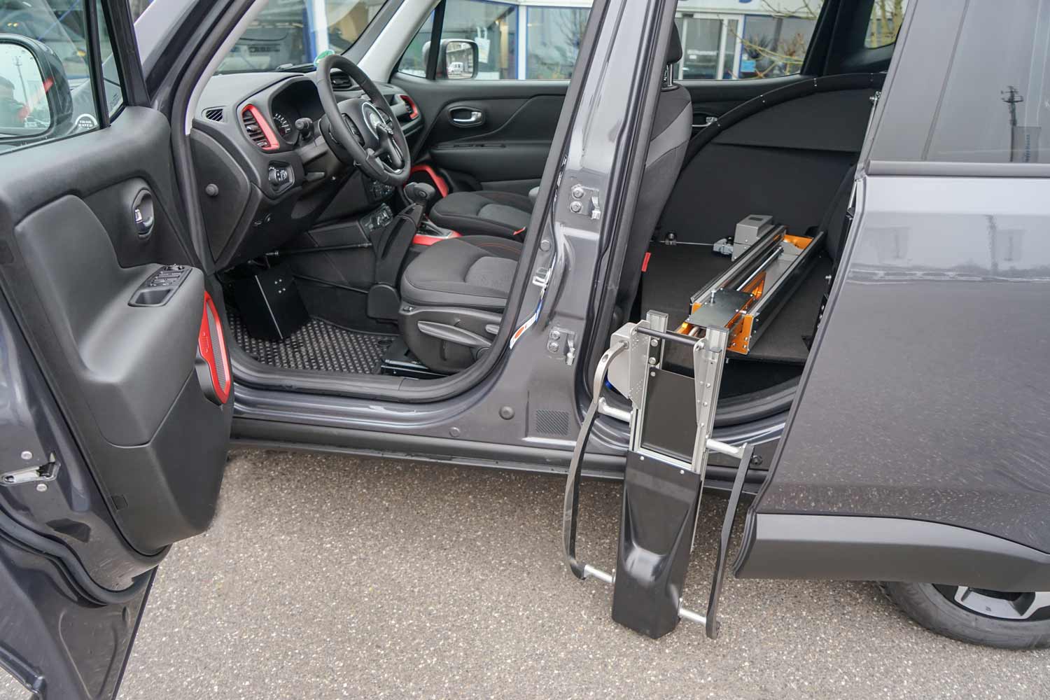 Behindertengerechter Jeep Renegade 4xe, Selbstfahrerumbau, Rollstuhlverladesystem, Ladeboy S2, MFD, Handgerät Gas Bremse, Sodermanns