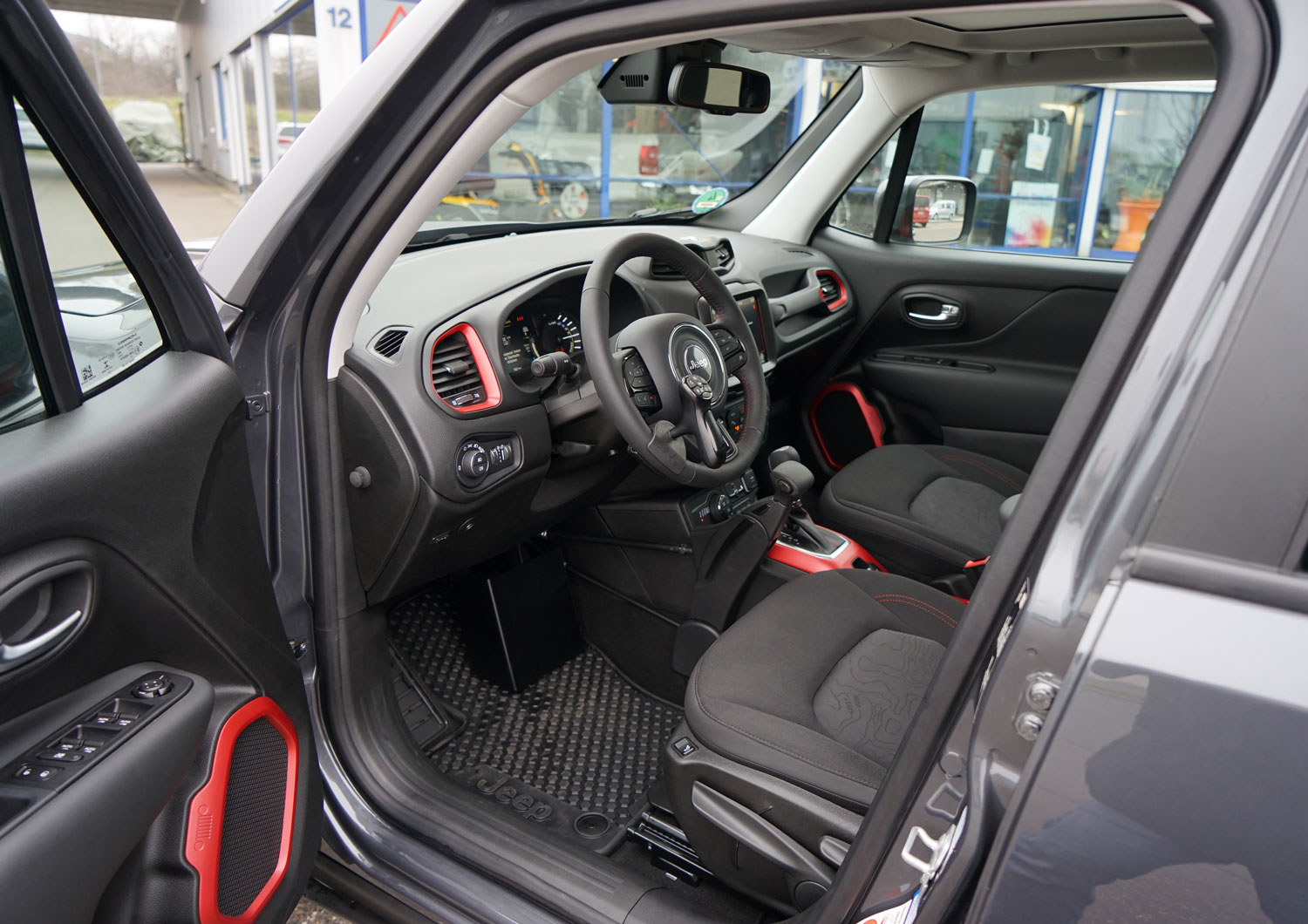 Behindertengerechter Jeep Renegade 4xe, Selbstfahrerumbau, Rollstuhlverladesystem, Ladeboy S2, MFD, Handgerät Gas Bremse, Sodermanns