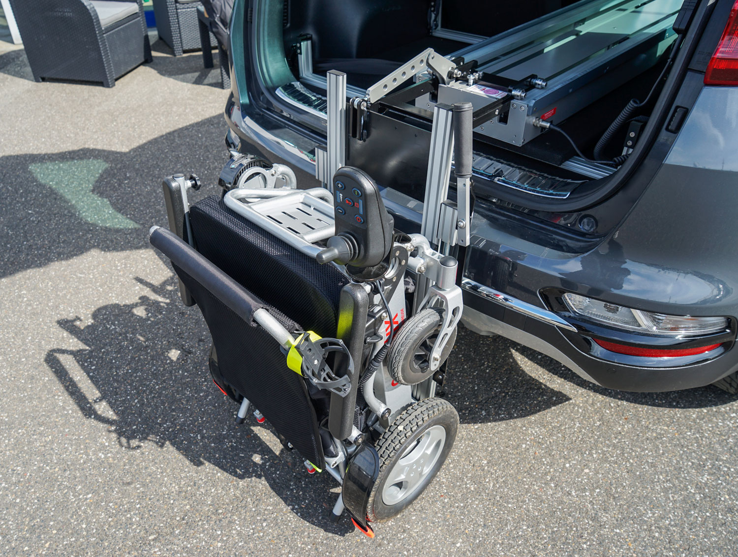 Behindertengerechter Kia Sportage, Selbstfahrerumbau, Verladesystem, Kofferraum, Ladeboy Maximum, Ergoflix, Sodermanns