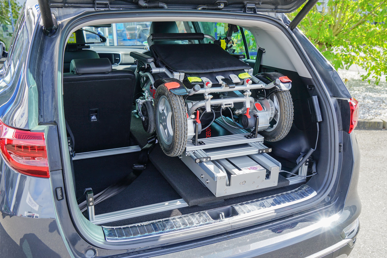 Behindertengerechter Kia Sportage, Selbstfahrerumbau, Verladesystem, Kofferraum, Ladeboy Maximum, Ergoflix, Sodermanns