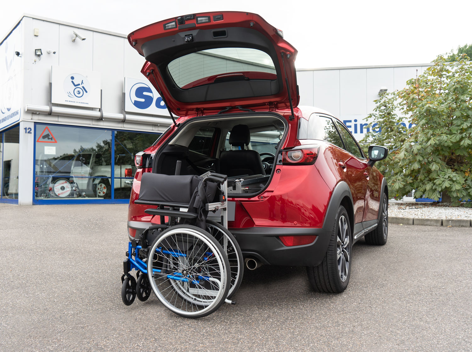 Behindertengerechter Mazda CX3, Selbstfahrerumbau, Rollstuhlverladesystem, Ladeboy, Sodermanns