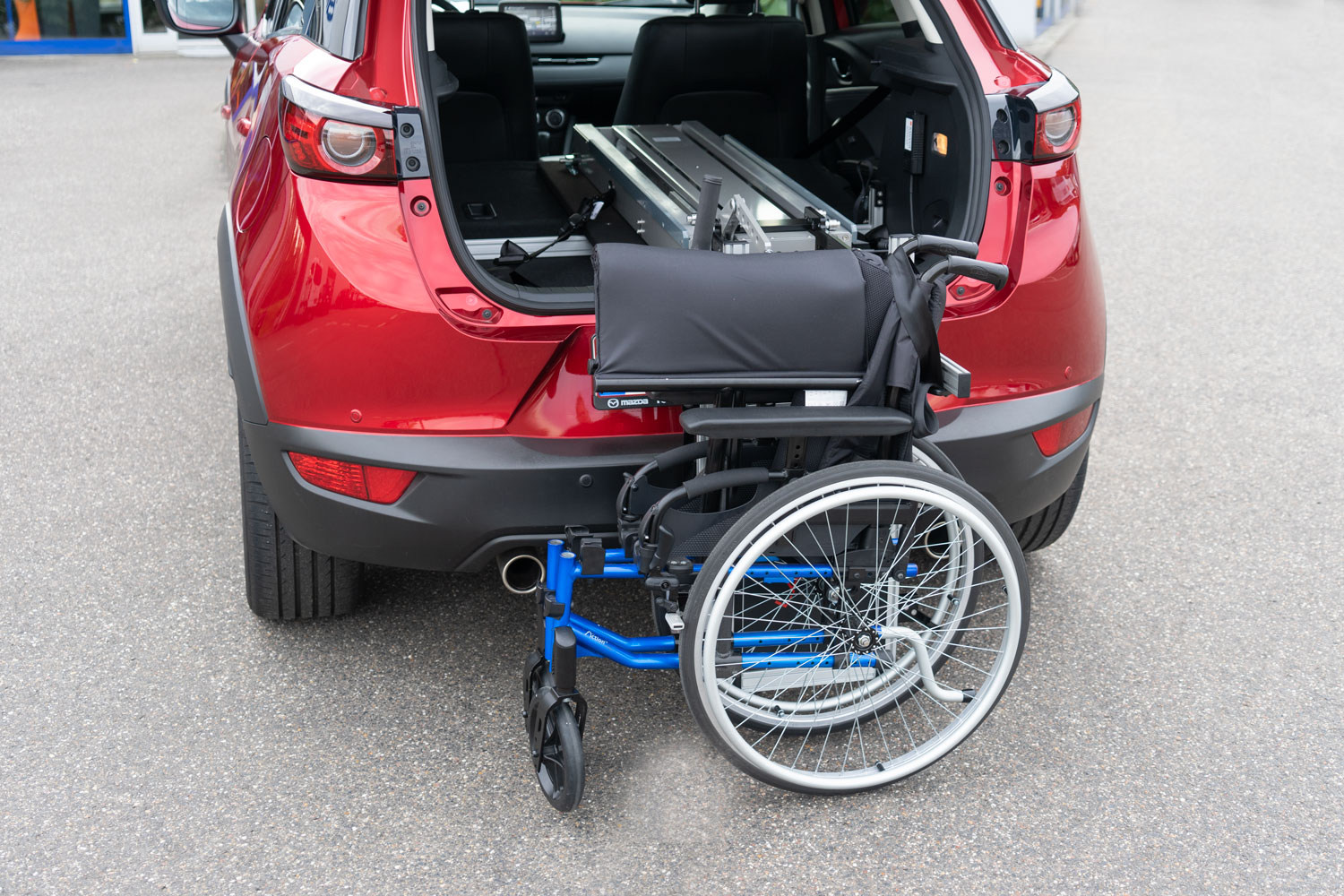 Behindertengerechter Mazda CX3, Selbstfahrerumbau, Rollstuhlverladesystem, Ladeboy, Sodermanns