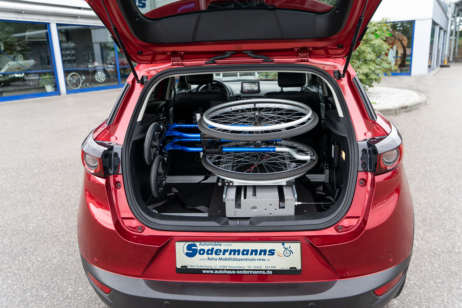 Behindertengerechter Mazda CX3, Selbstfahrerumbau, Rollstuhlverladesystem, Ladeboy, Sodermanns