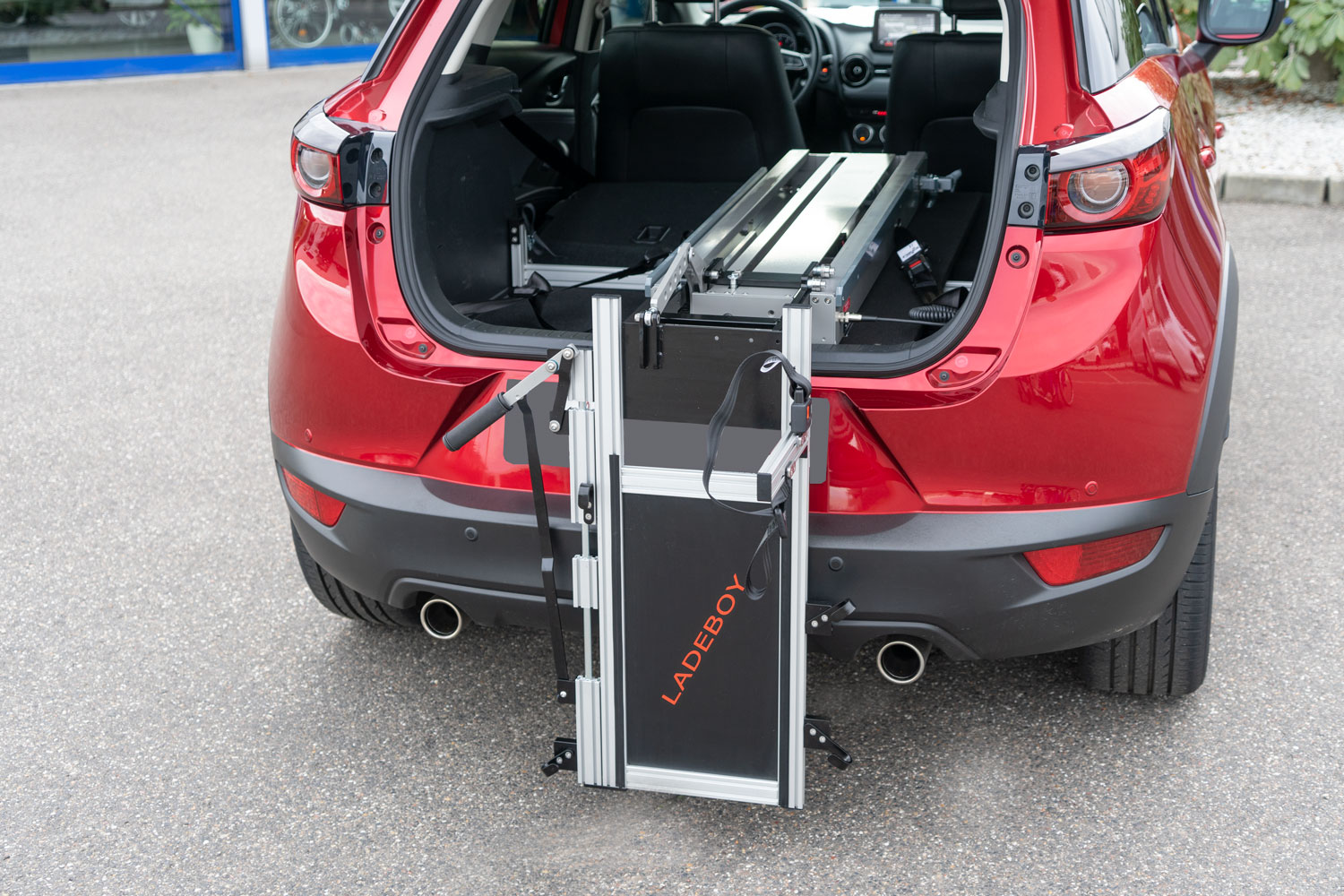 Behindertengerechter Mazda CX3, Selbstfahrerumbau, Rollstuhlverladesystem, Ladeboy, Sodermanns