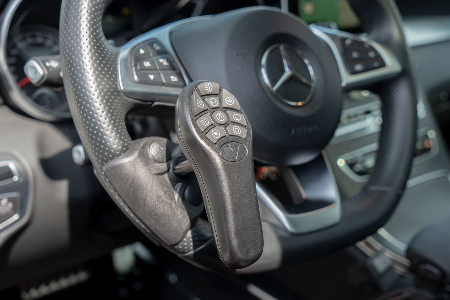 Behindertengerechter Mercedes Benz C 450, Handbediengerät, Multifunktionslenkraddrehknauf, elektrische Sonnenblende, Selbstfahrerumbau, Sodermanns