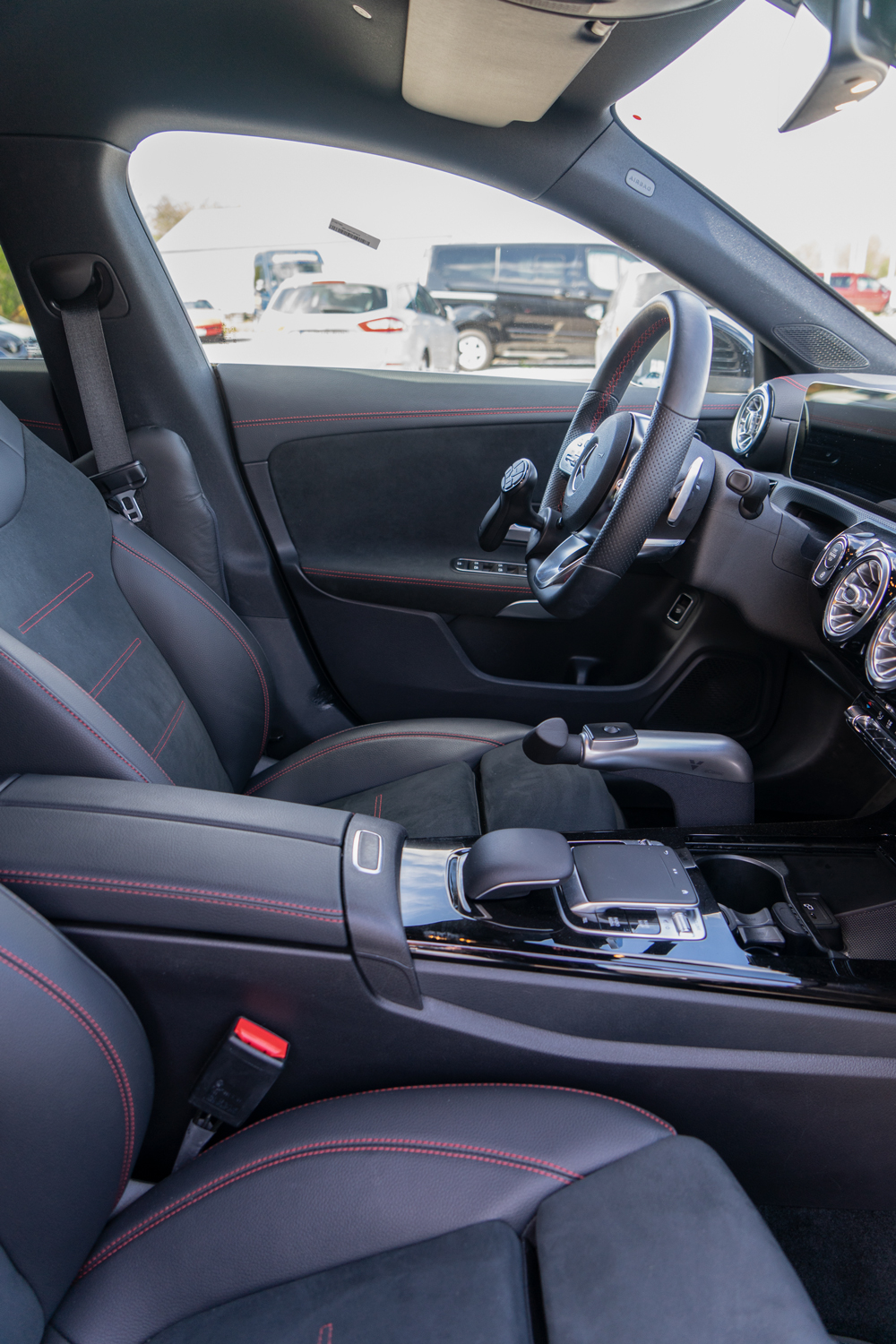 Behindertengerechter Mercedes Benz CLA 200, Selbstfahrerumbau, MFD, Handbediengerät, Transferhilfe, Rutschbrett, Sodermanns