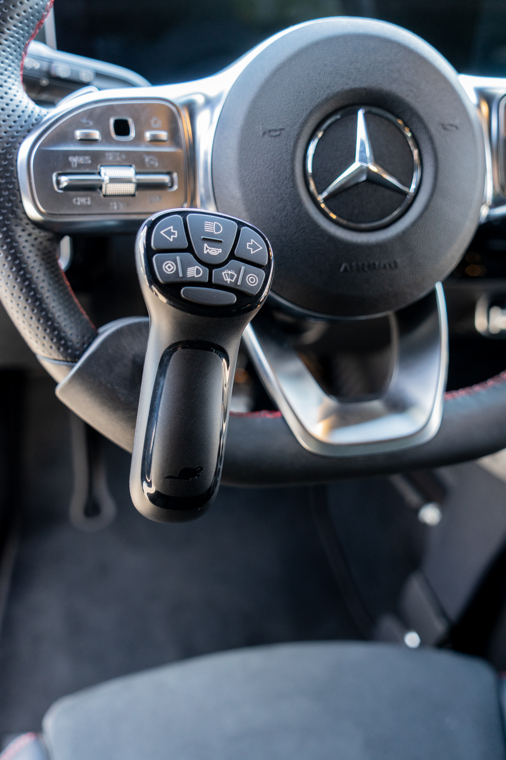 Behindertengerechter Mercedes Benz CLA 200, Selbstfahrerumbau, MFD, Handbediengerät, Transferhilfe, Rutschbrett, Sodermanns