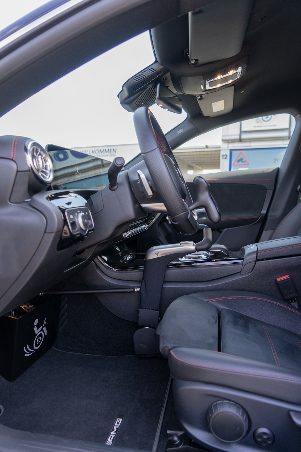 Behindertengerechter Mercedes Benz CLA 200, Selbstfahrerumbau, MFD, Handbediengerät, Transferhilfe, Rutschbrett, Sodermanns